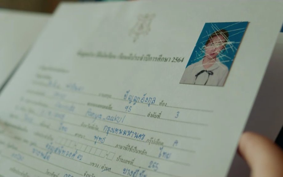 Fun Fact : ชื่อจริงของฟามีชื่อจริงว่า "ฟารินดา ปัญญาอังกุล" โดยนามสกุล "ปัญญาอังกุล" นั้น เป็นนามสกุลเดียวกันกับ "วนิดา" หญิงสาวที่เป็นเหยื่อฆาตกรรมบั่นคอในซีรีส์ "เพื่อนเฮี้ยน..โรงเรียนหลอน" มาก่อนแล้ว

#EnigmaSeriesEP1 
#EnigmaSeries