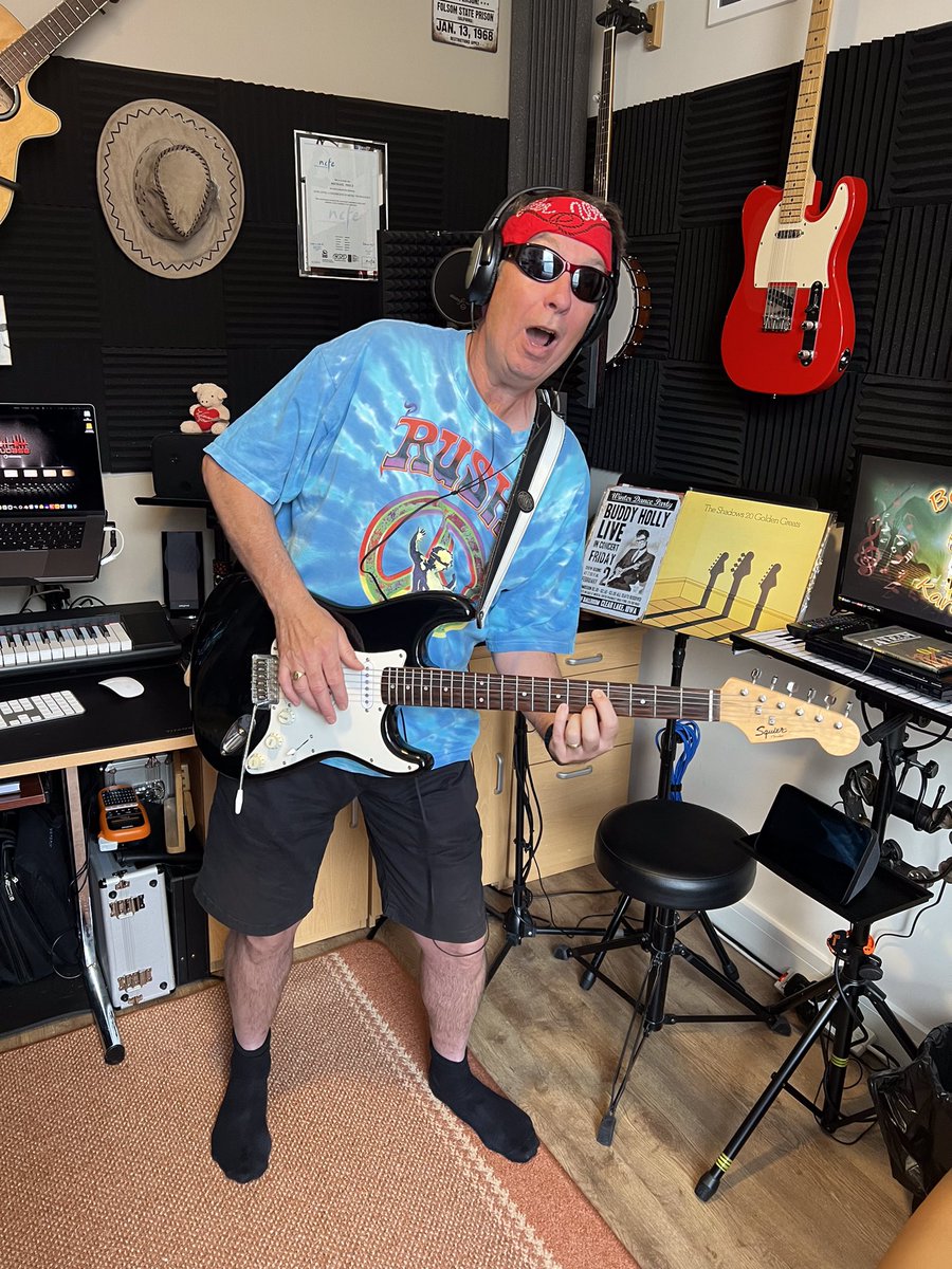 NakedSubmariner's tweet photo. Doing a few covers in the studio earlier today 😁 🏴‍☠ https://t.co/ao83sdk5Dr