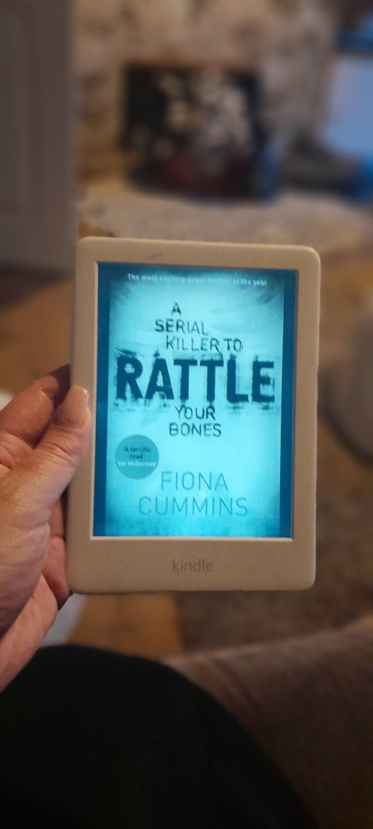 I'm really enjoying reading of the Kindle Paper white. My fire tablet could be a little tiring on the wrists, but this little beaut has been so comfortable to hold. I've heard that there's no glare issues too. I'll have to wait until we get ☀️ to test. It's only July though 😑