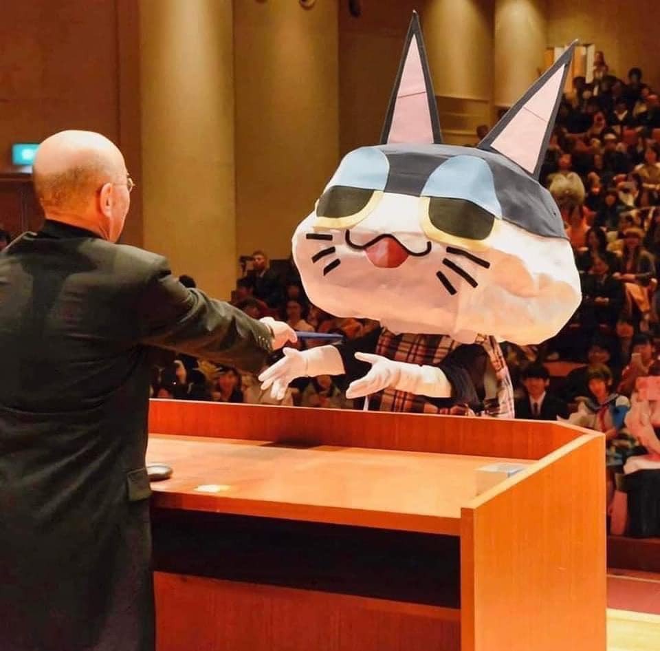 Turns out a few different universities in Japan are down with this tradition. We need to normalize this everywhere. Traditional graduation gowns are boring. 

More info here: says.com/my/fun/kyoto-u…