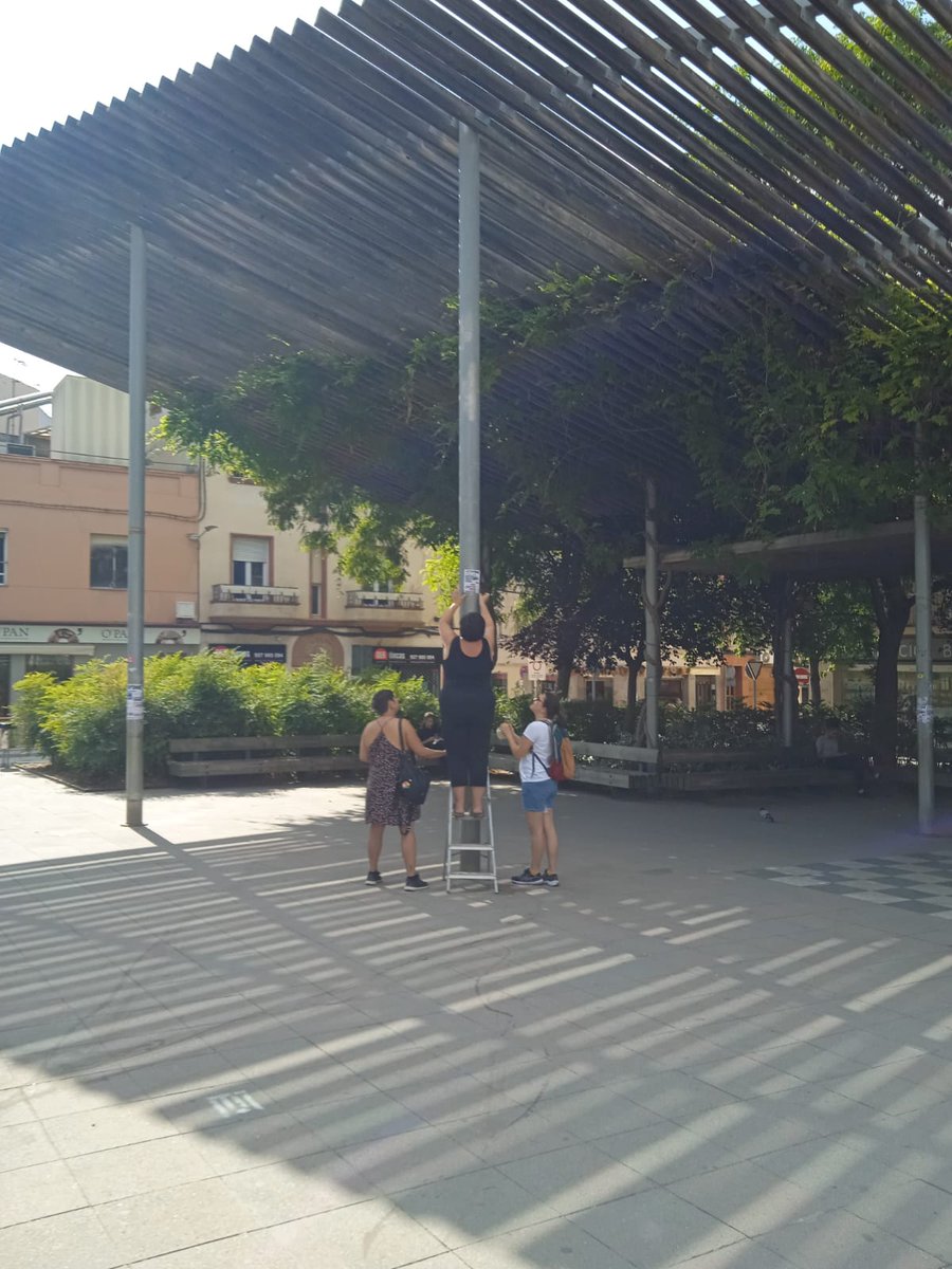 Èxit de la jornada d'acció avuí de #StopVOX.
A primera hora, <a href="/UCFRTerrassa/">UCFR Terrassa (Unitat Contra Feixisme I Racisme)</a> ha decorat una zona amenaçada amb la celebració d'un acte per promoure el racisme i altres formes d'odi. Sí, un acte del partit ultra V🤮X.
#StopVOX23J