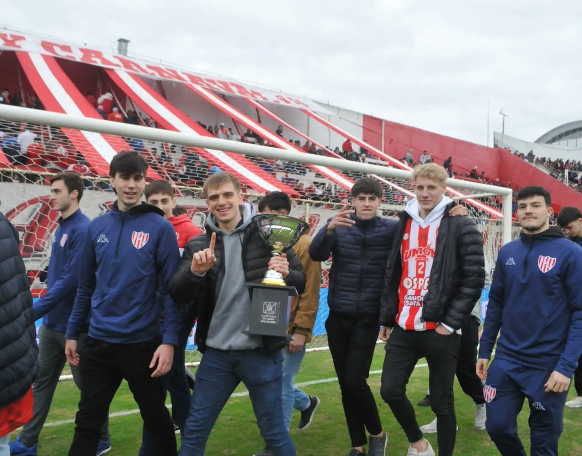 union_basquet's tweet photo. 👏🏼 Reconocimiento a nuestros U21 por el campeonato del torneo apertura de la ASB durante el entretiempo del partido de fútbol tatengue 🇦🇹

#VamosLosPibes 🔴⚪️ https://t.co/z1S1h69KkM
