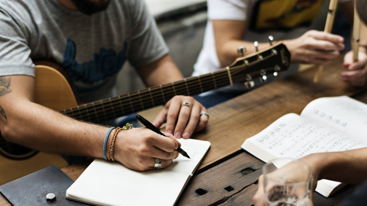 The country music industry is always in need of fresh talent. 📈
It's important to know what a professional songplugger can do for your #songwriting career. 
NashvilleSongplugger.com/song-plugging
#newsong