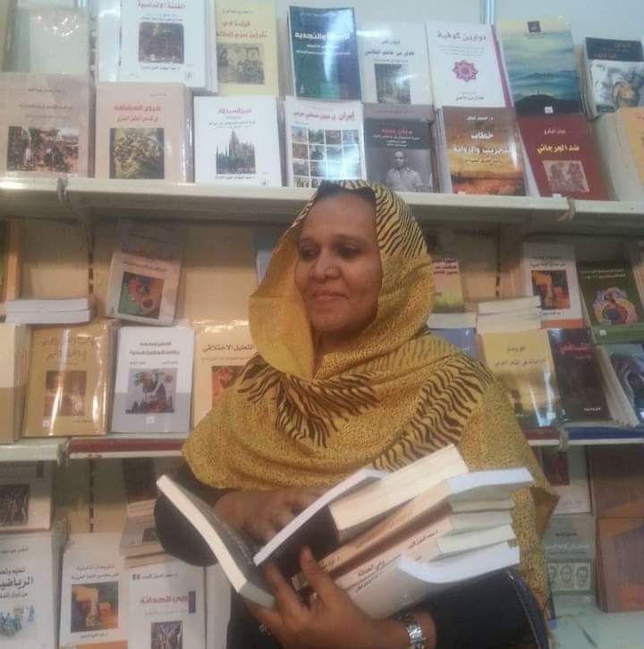 west_host's tweet photo. لي كم يوم متذكر خالتنا سوسن عبد الله ربنا يرحمها ويغفر ليها ويجعل مثواها الجنة، كان عرفتها من الفيس ثم صادفتها في مناقشة في تأسيس، كانت امرأة متدفقة بالحياة، محبة للعلم، صادقة في التوجه، تقية نقية طيبة القلب، أهدتني في 2018 ديوان "الأهلة" لأنها عارفة محبتي لعبد الباري. https://t.co/GB6OEhjG9b