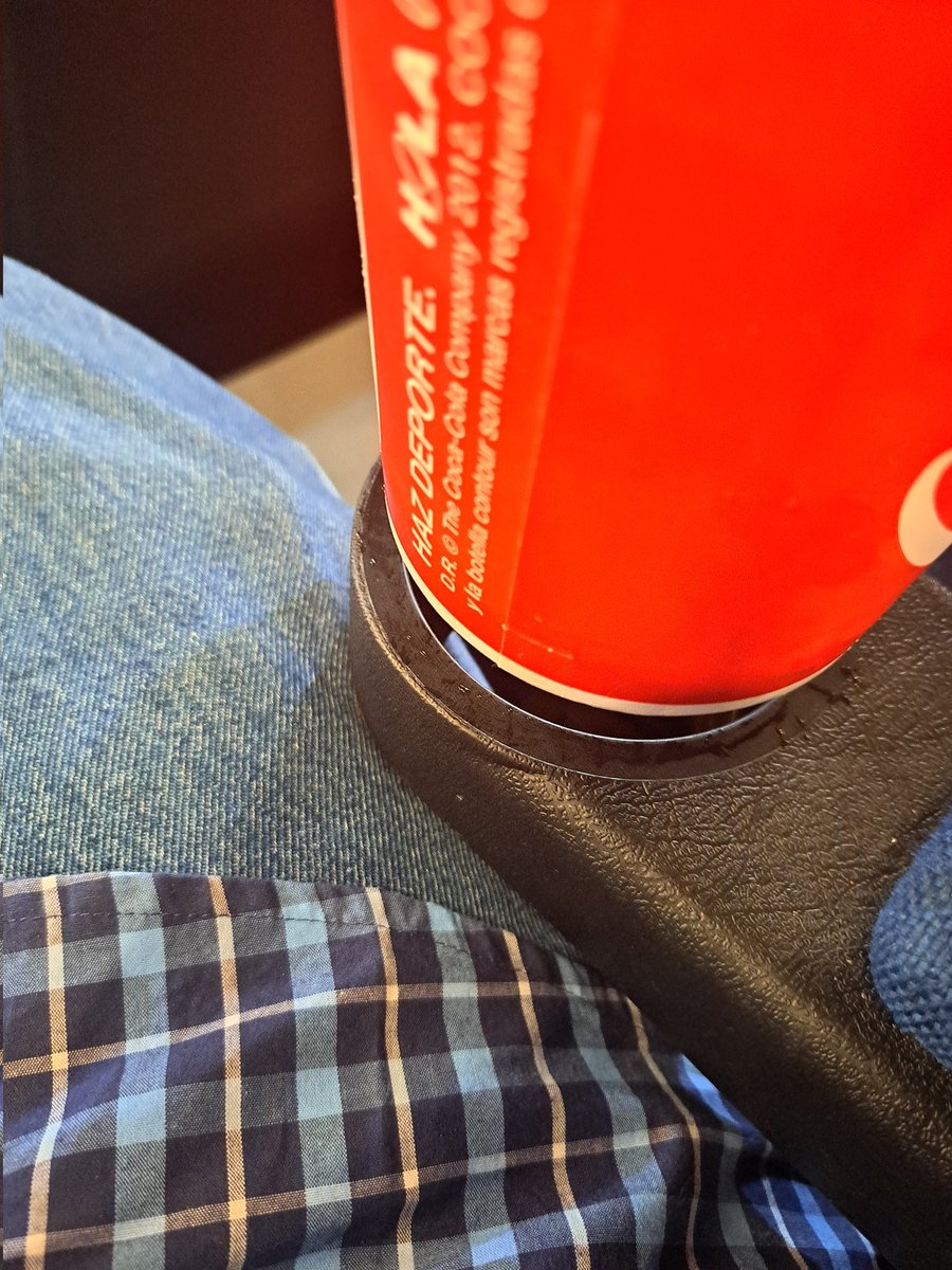 EBMONTERO's tweet photo. @Cinepolis  no es posible... juro que quiero conocer al inteligente que diseño eso. Estas salas en @MitikahMall son las peores!!!! https://t.co/FkqD7WPXOg