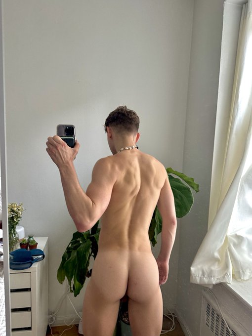 bitch i&rsquo;m back and my ass got bigger https://t.co/pEiGeW0uHX