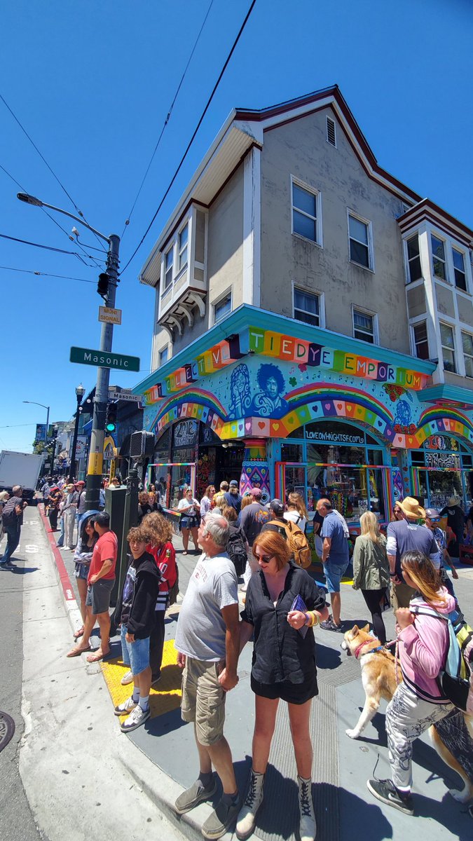 KaperLucero's tweet photo. There's a million Hippies on Haight St right now. Dead and co are in town lol https://t.co/17uYIcb7pm