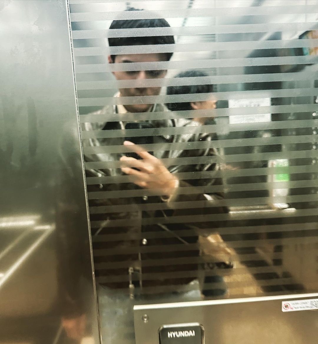 Não posso dizer que não há cansaço, mas me sinto ainda mais revigorado por estar com as EXO-Ls. Hoje tivemos gravação as cinco horas da manhã e mesmo assim elas estavam lá. Amanhã teremos o primeiro fanmeeting offline depois de muito tempo. Já sinto o frio na barriga.