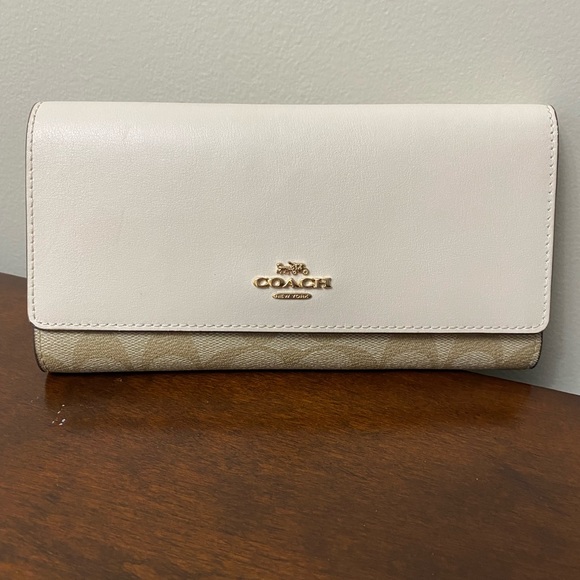 DanaBaker321's tweet photo. So good I had to share! Check out all the items I'm loving on @Poshmarkapp from @iheartresale #poshmark #fashion #style #shopmycloset #coach #chicos: https://t.co/53kcqcPdw5 https://t.co/NHaHr1nrsy