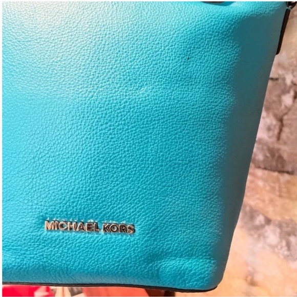 lorimikey's tweet photo. So good I had to share! Check out all the items I'm loving on @Poshmarkapp #poshmark #fashion #style #shopmycloset #coach #michaelkors #vincecamuto: https://t.co/Tm6q7WStft https://t.co/m3W8J4n9f9