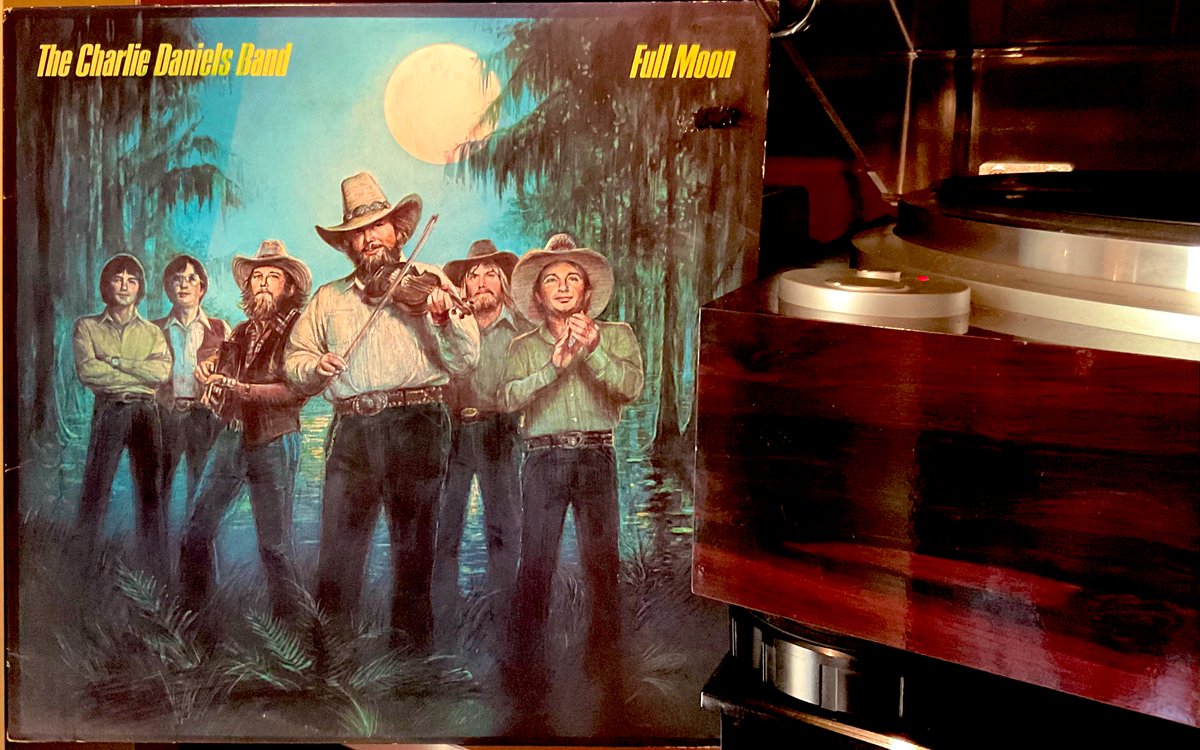 Now spinning at Skylab:

The Charlie Daniels Band - Full Moon
#NowPlaying #Vinyl #CharlieDanielsBand