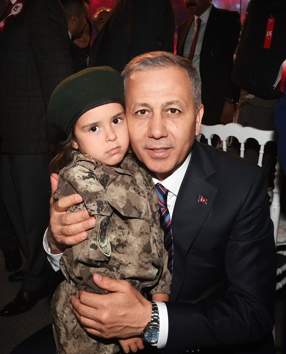 Bu gece Gölbaşı Özel Harekât Başkanlığı ışıl ışıl…
Bu gece 51 şehidimizin manevi huzurundayız.

Şehit ailelerimizle, gazilerimizle birlikte önce Cumhurbaşkanımız Sayın <a href="/RTErdogan/">Recep Tayyip Erdoğan</a>’ın İstanbul’daki hitaplarını dinledik, ardından #15Temmuz şehitlerimiz anısına hazırladığımız duygu