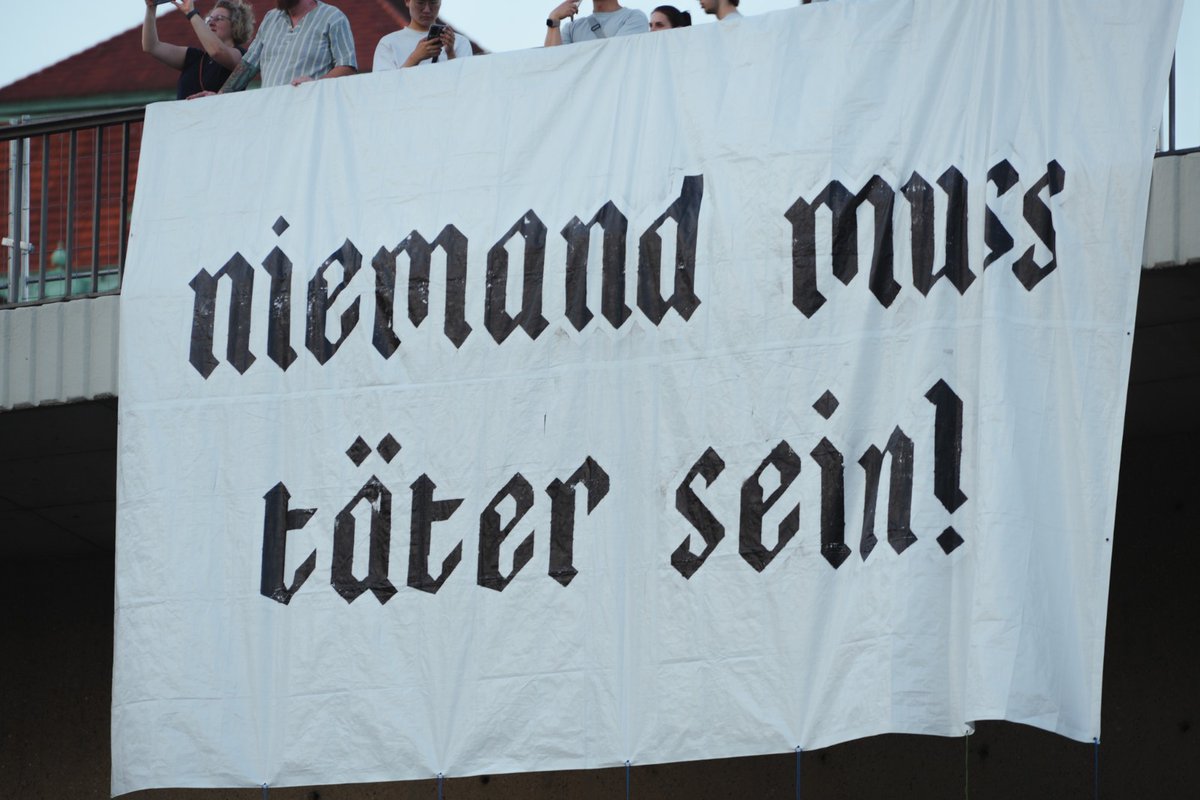 vuecritique's tweet photo. Unbekannte Aktivist*innen übten am Rande eines Konzerts von "Feine Sahne Fischfilet" in #Dresden mit einem Banner Kritik am Frontsänger Monchi & dem Umgang der Band mit den Vorwürfen der sexualisierten Gewalt.
Männliche Fans entfernten das Banner zsm. mit der Polizei. #dd1507
🔽 https://t.co/el12fUBMyZ