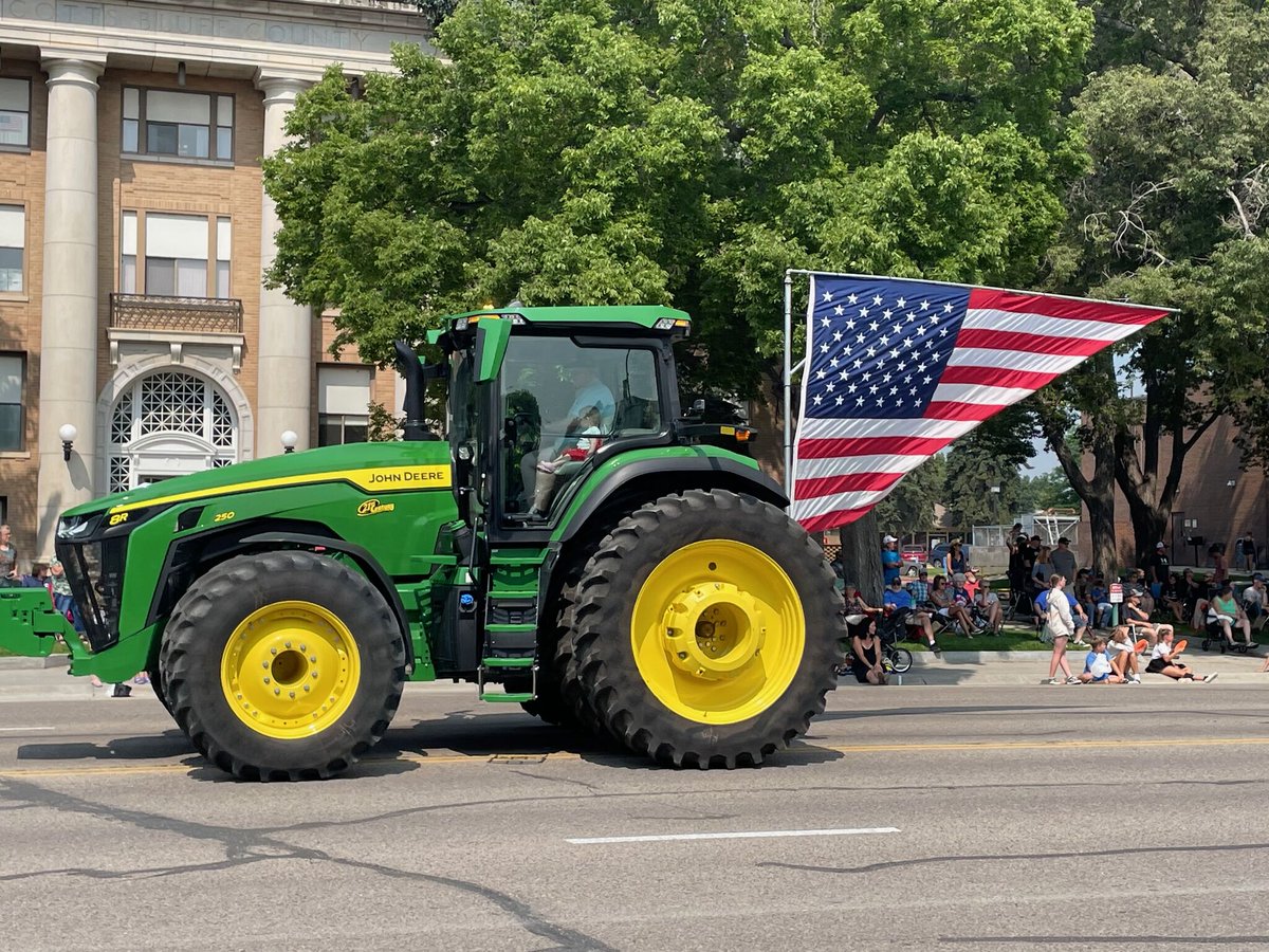 21CenturyEquip's tweet photo. We had an absolute blast celebrating with all of you at the 102nd Annual Oregon Trail Days parade today! 🤩 #johndeere #21stcenturyequipment #oregontraildays https://t.co/yUobN9ju5C