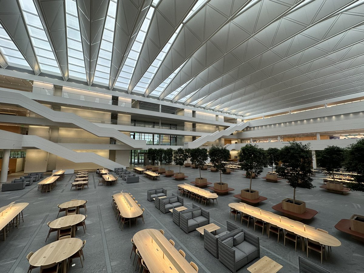 panghy's tweet image. blink twice and you’d think this is an apple store 😇 such a nice building for a medical school (case western)