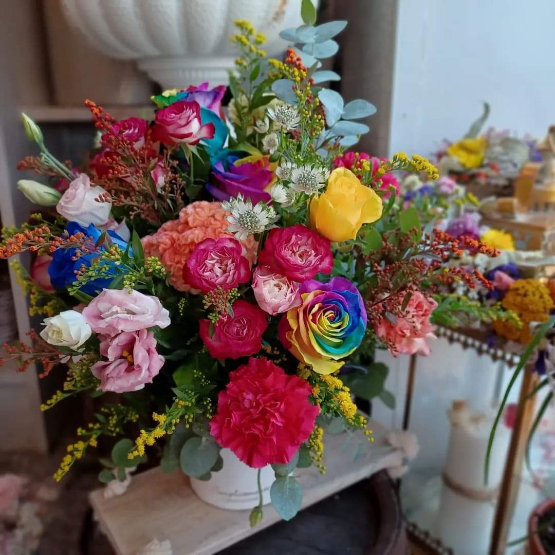 filigheddusc's tweet photo. #composizione #fiori #flowercolors #arcobaleno🌈 #floraldesign #flowershop #cannigione #costasmeralda #filigheddusc #rosearcobaleno #coloreegioia #flowercolors https://t.co/4CCCV4sN7i