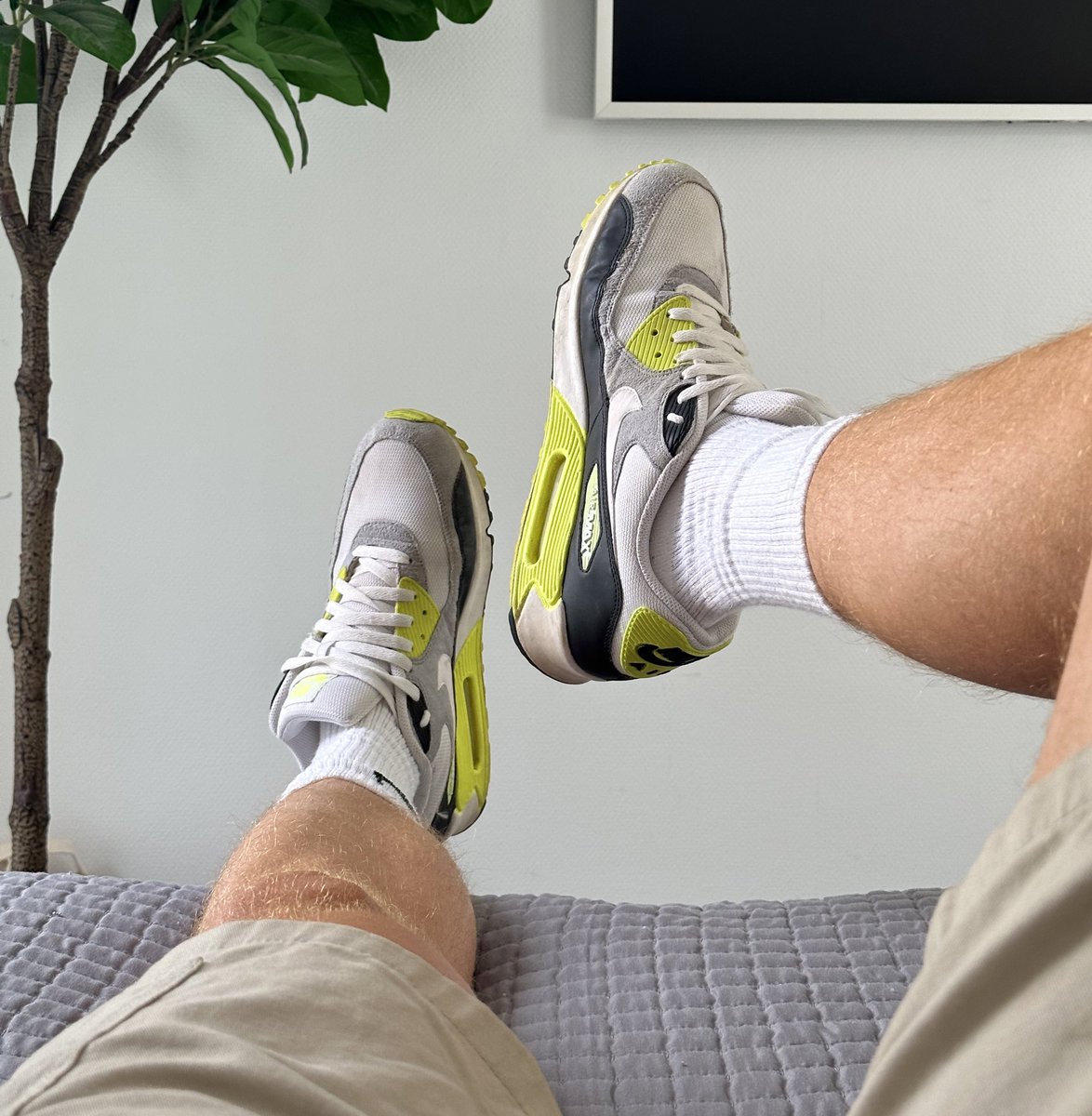 Rt if you’d fuck off my sneakers 😈😜