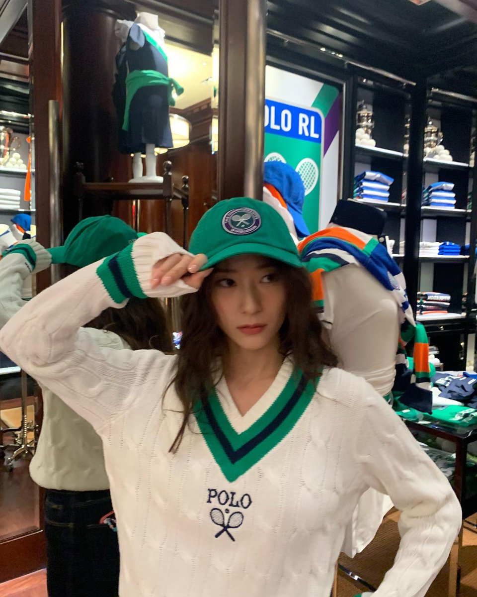 krystclass's tweet photo. vousmevoyez:
"🧢 geared up for the @.wimbledon finals at the @.ralphlauren flagship store!"

https://t.co/93Riwe8oK2

#Krystal #JungSoojung #크리스탈 #정수정 https://t.co/ezApWw2P5u