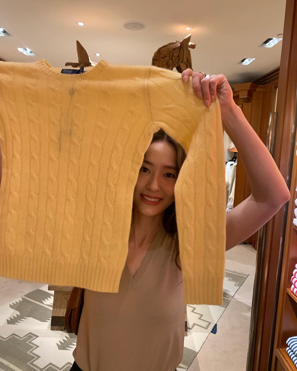 krystclass's tweet photo. vousmevoyez:
"🧢 geared up for the @.wimbledon finals at the @.ralphlauren flagship store!"

https://t.co/93Riwe8oK2

#Krystal #JungSoojung #크리스탈 #정수정 https://t.co/ezApWw2P5u