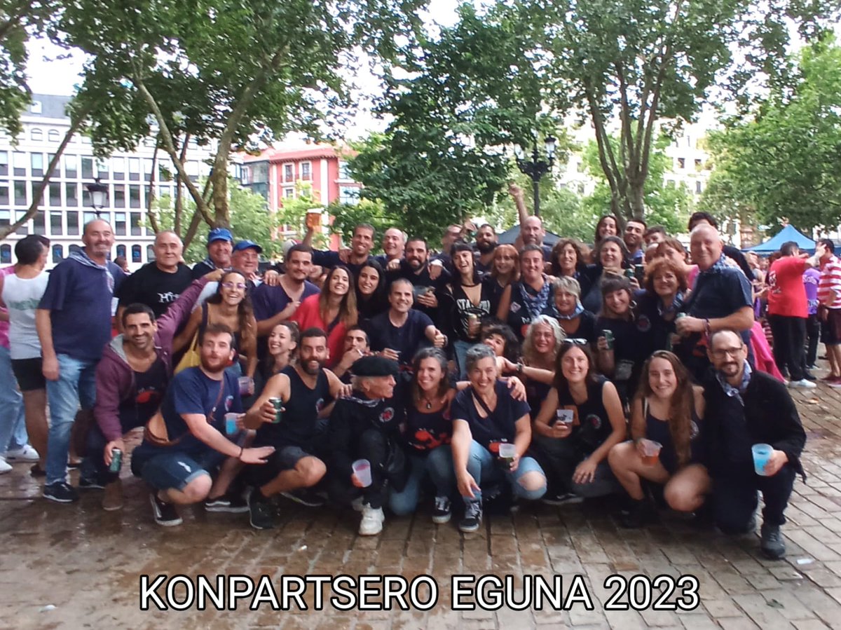 PaYaKonpartsa's tweet photo. EUS//Gaurko familia argazkia, giro ederra eta egun paregabea. Gutxi geratzen da Marijaiarekin elkartzeko eta irrikitan gaude.
@bilbokokonpartsak #badatormarijaia #atzerakontuabk #atzekaldea #atzekalde https://t.co/Iso4GJNDNx