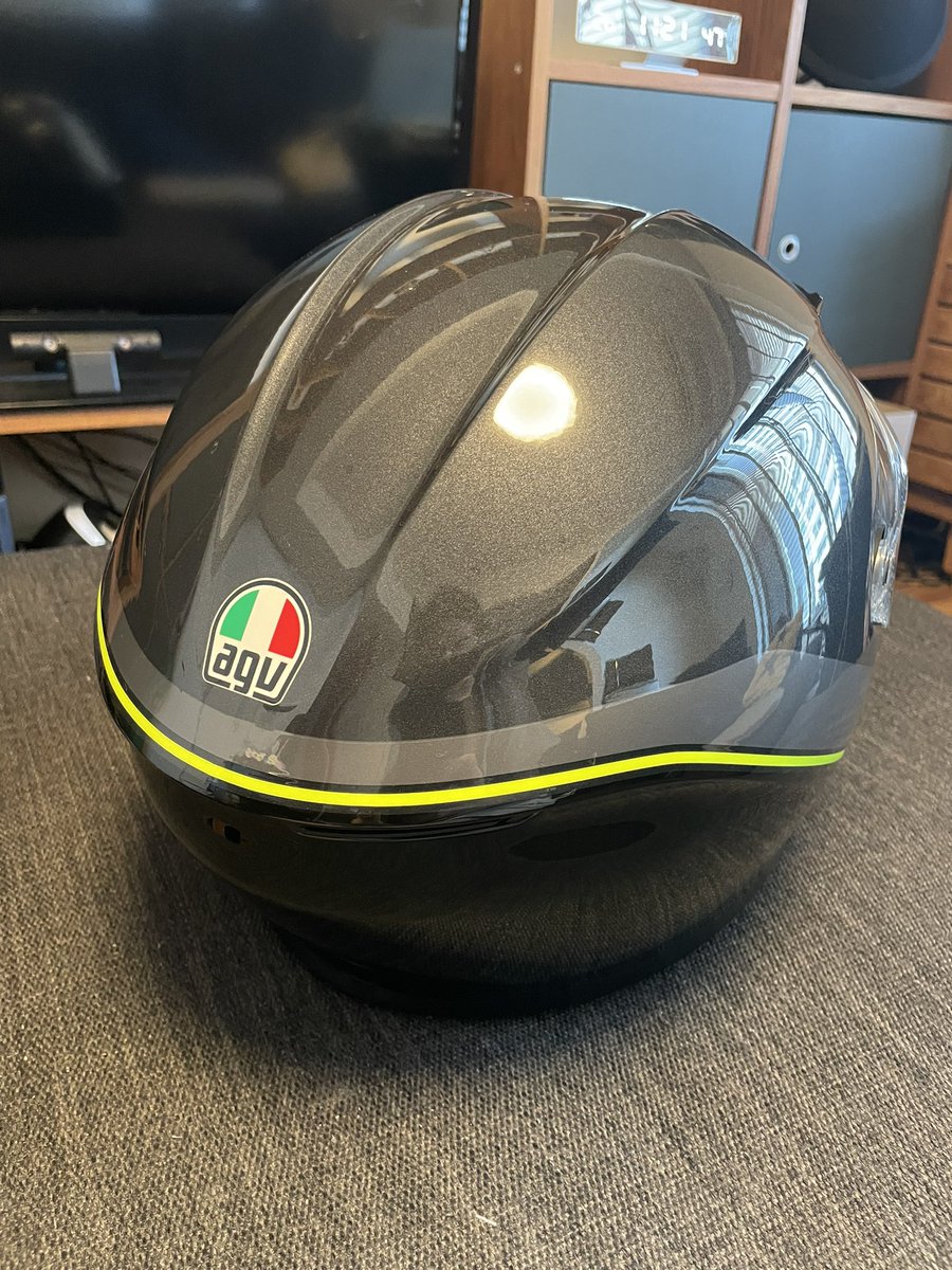 StileEffe's tweet photo. Ducatiのヘルメット買おうかずーっと悩んでましたが、お店でこのヘルメット持った瞬間、あまりの軽さに感激して買ってしまった。やっぱりイタリアのバイクにはイタリアのヘルメットが似合う。
#agv #agvk6 https://t.co/jWgiRJit8t
