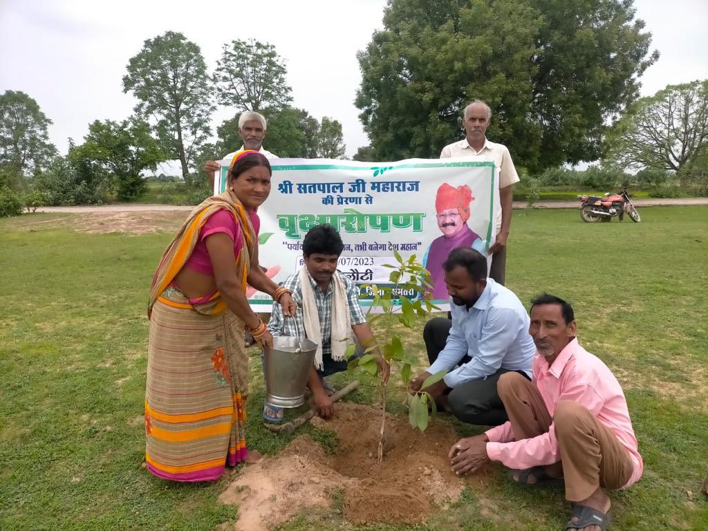 ManavDharam's tweet photo. We should be grateful to every tree for providing us with a habitable world. As part of the #MegaPlantationDrive conducted by #ManavUtthanSewaSamiti, 475 trees have been planted at various locations in #Dhamatari, #Chhattisgarh, under the guidance of M. Dipti Bai Ji. #ManavDharam https://t.co/m1m8JNEvfT