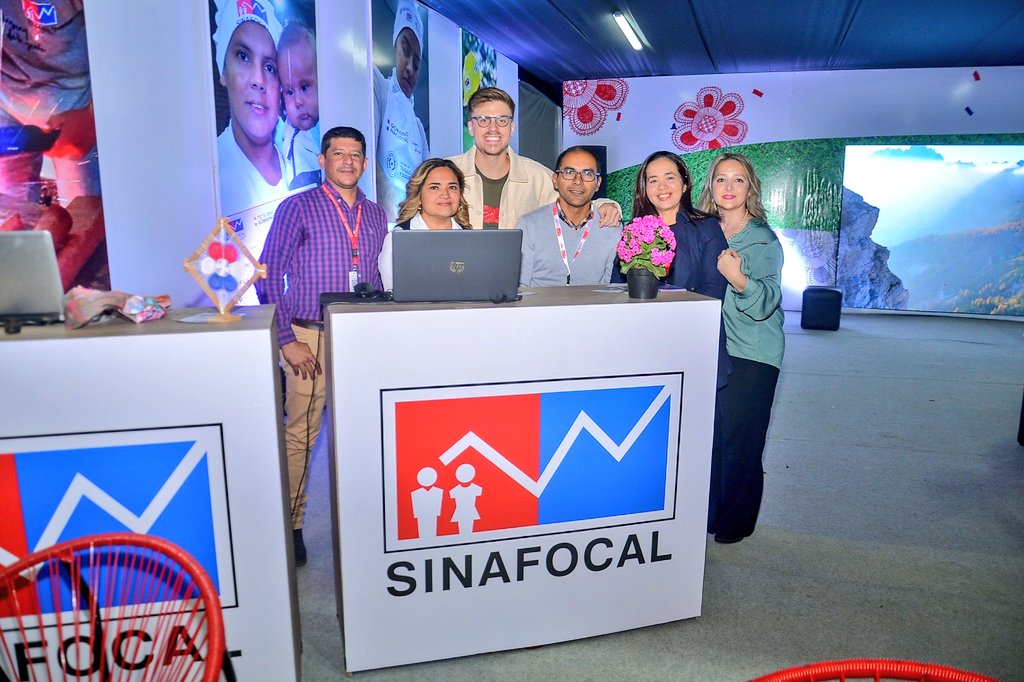 Sinafocal's tweet photo. 📸 | "Gracias, @leeorivas, por estar con nosotros en el stand del @Sinafocal en la @ExpoMarianoPy. Tu programa #WeekendE40 y el equipo de la @estacion40py, 91.1 FM nos han brindado música, entretenimiento y novedades del #SINAFOCAL. Ha sido un placer contar contigo." https://t.co/EKmlcStwWb