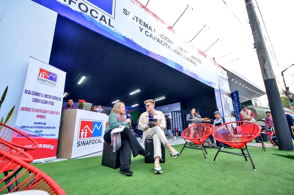 Sinafocal's tweet photo. 📸 | "Gracias, @leeorivas, por estar con nosotros en el stand del @Sinafocal en la @ExpoMarianoPy. Tu programa #WeekendE40 y el equipo de la @estacion40py, 91.1 FM nos han brindado música, entretenimiento y novedades del #SINAFOCAL. Ha sido un placer contar contigo." https://t.co/EKmlcStwWb