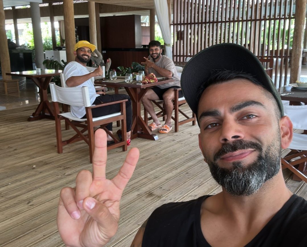 CricCrazyJohns's tweet photo. A selfie by King Kohli with Rahane &amp; Thakur. https://t.co/V7vXamfKPa