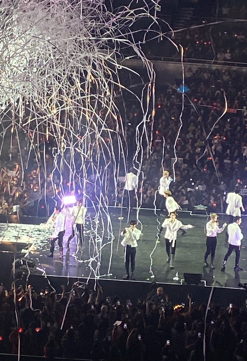 peachyonie's tweet photo. 길을 잃고 헤매봐 together just like we’re butterflies 🦋

It still feels surreal seeing and hearing them live. Truly, one for the books 🫶 Thank you boys, see you again soon!
#ZENERATION_MNL https://t.co/TkLlNG80Pm