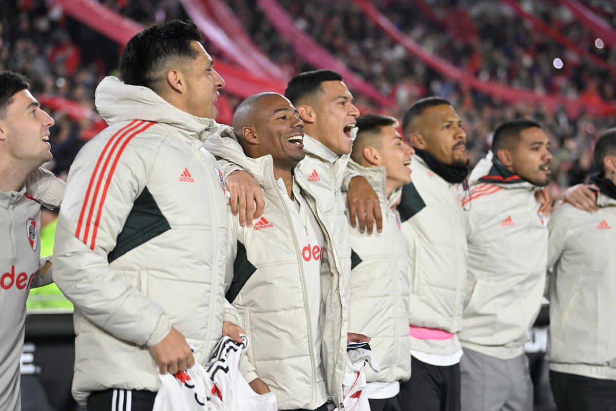 RiverPlate's tweet photo. Que esta banda y todos los jugadores... 🎵⚪️🔴⚪️

#CampeonesMonumentales 🏆 https://t.co/lsg4AP94Oy