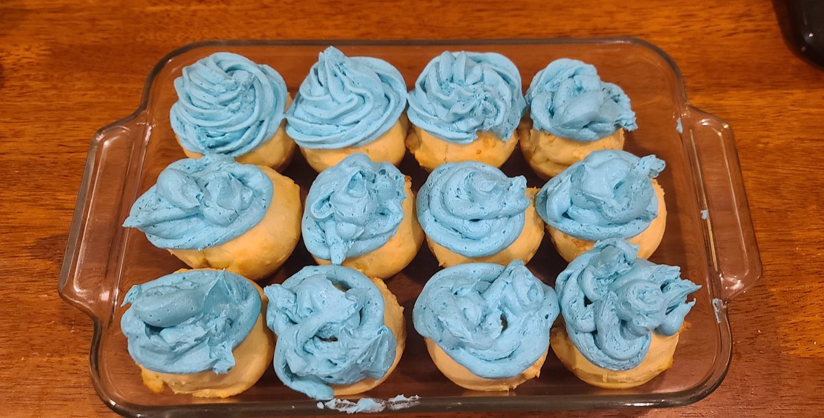 ApertureAce1's tweet photo. Made keto cupcakes... Can you tell where the piping tip broke? Lol https://t.co/Qn4GA5oiiX