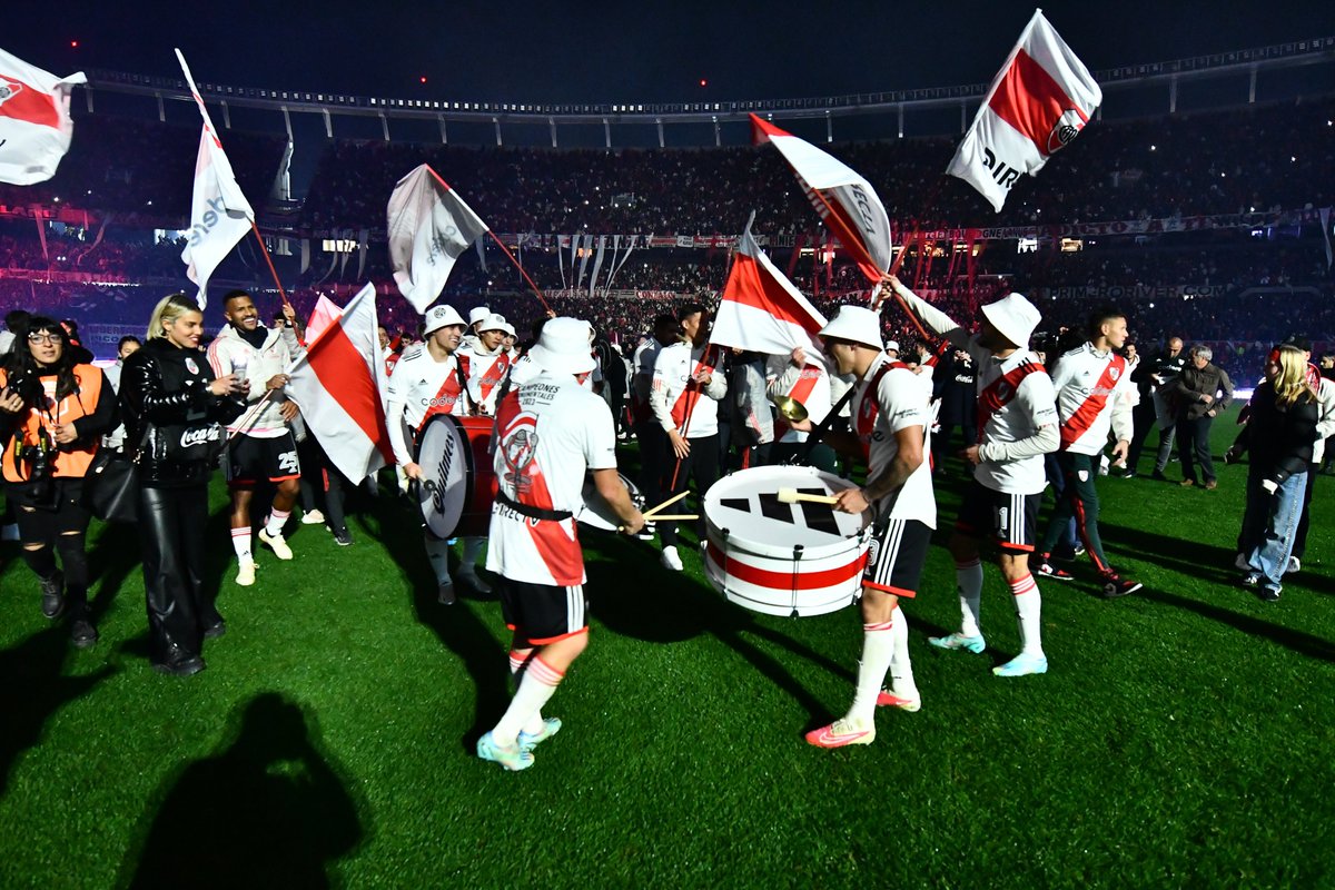 RiverPlate's tweet photo. Que esta banda y todos los jugadores... 🎵⚪️🔴⚪️

#CampeonesMonumentales 🏆 https://t.co/lsg4AP94Oy