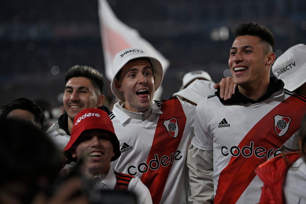 RiverPlate's tweet photo. Que esta banda y todos los jugadores... 🎵⚪️🔴⚪️

#CampeonesMonumentales 🏆 https://t.co/lsg4AP94Oy