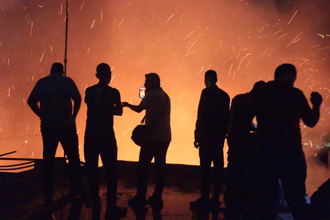 IbrahimDSY1's tweet photo. Firefighting teams are dealing with a huge fire in the Old City of Damascus 🇸🇾💔 https://t.co/HSBhzbYwCO