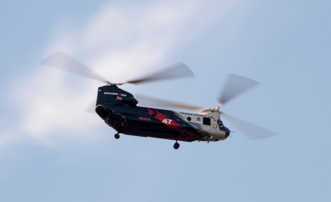 engineco16's tweet image. #RabbitFire Heli-Tanker 47 passing over me enroute to the fire. @SCE @OCFireAuthority @CoulsonAviation #HT47 N42CU 1991 BOEING-VERTOL CH-47 Chinook #Aviation