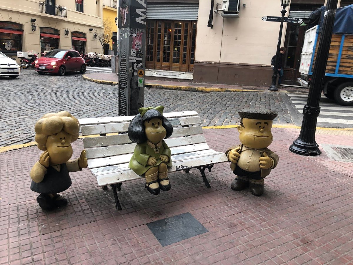 theoldplayer0's tweet photo. la estatua de mafalda sentada de pana con los pibes viendo como hacen mierda por segunda vez la estatua de gaturro https://t.co/z7qkaFQmW3