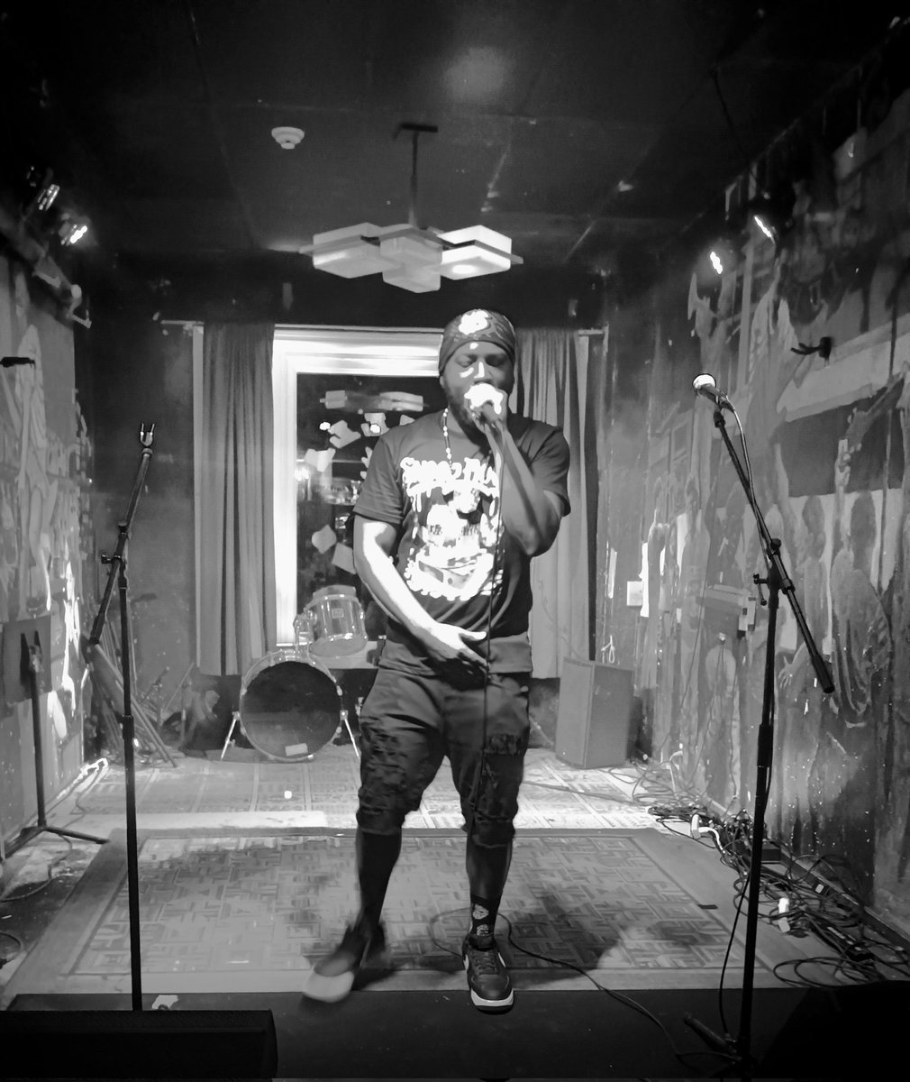 DarinBARS's tweet photo. BBBB BARS 📣📣📣📣📣📣
Last night was off Hyeeze 😂😂😂😂😂🧀
Na foreal tho, Stop #2
lwas a night for the history books.
I wanna thank @madecipha _ @stellabluesnewhaven 
for letting get off for 30 mins Pause
the reign of Darin BARS 📣
NEXT Stop #NC 

#NorthCarolina WHAT UP?!?!?!? https://t.co/8ki7cdA35M