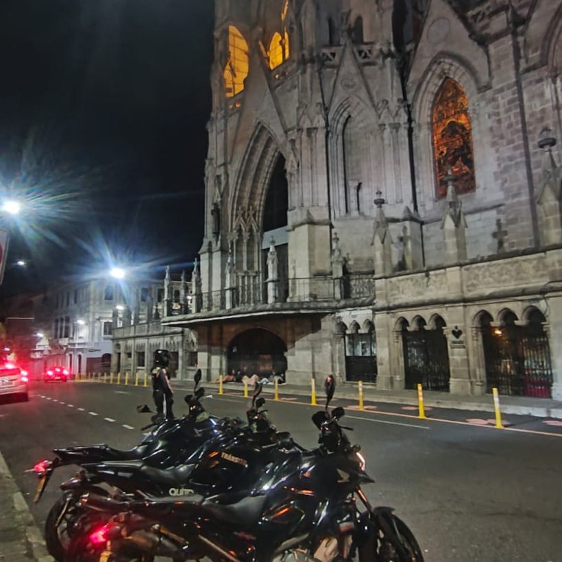 AMT_Quito's tweet photo. 👮‍♀️#GestiónAMT | Realizamos control con operativos móviles de competencias ilegales o  "piques" en varios sectores de la ciudad como La Basílica, calle Venezuela, calle Caldas y av. 5 de Junio. 

⚠️ Estas actividades se encuentran prohibidas en la vía pública. https://t.co/feZx0ORqf1