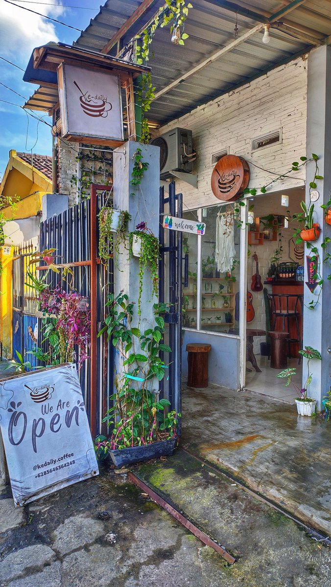 Kedailycoffee's tweet photo. Halo Kawan Kedaily kita sudah Open lagi loh di Kedai Jl Mawar , yg mau mampir pintu kami sudah terbuka ya.
Ada manual brewing kopi, coffee beer, gyoza , dan bakso aci ❤️

📍Jl Mawar I/24
💰 8-15k 
☎️ 085646364248 

Jangan lupa mampir ☕

#pasarmingguinfomalang @infomalang https://t.co/qezNUM7E7N