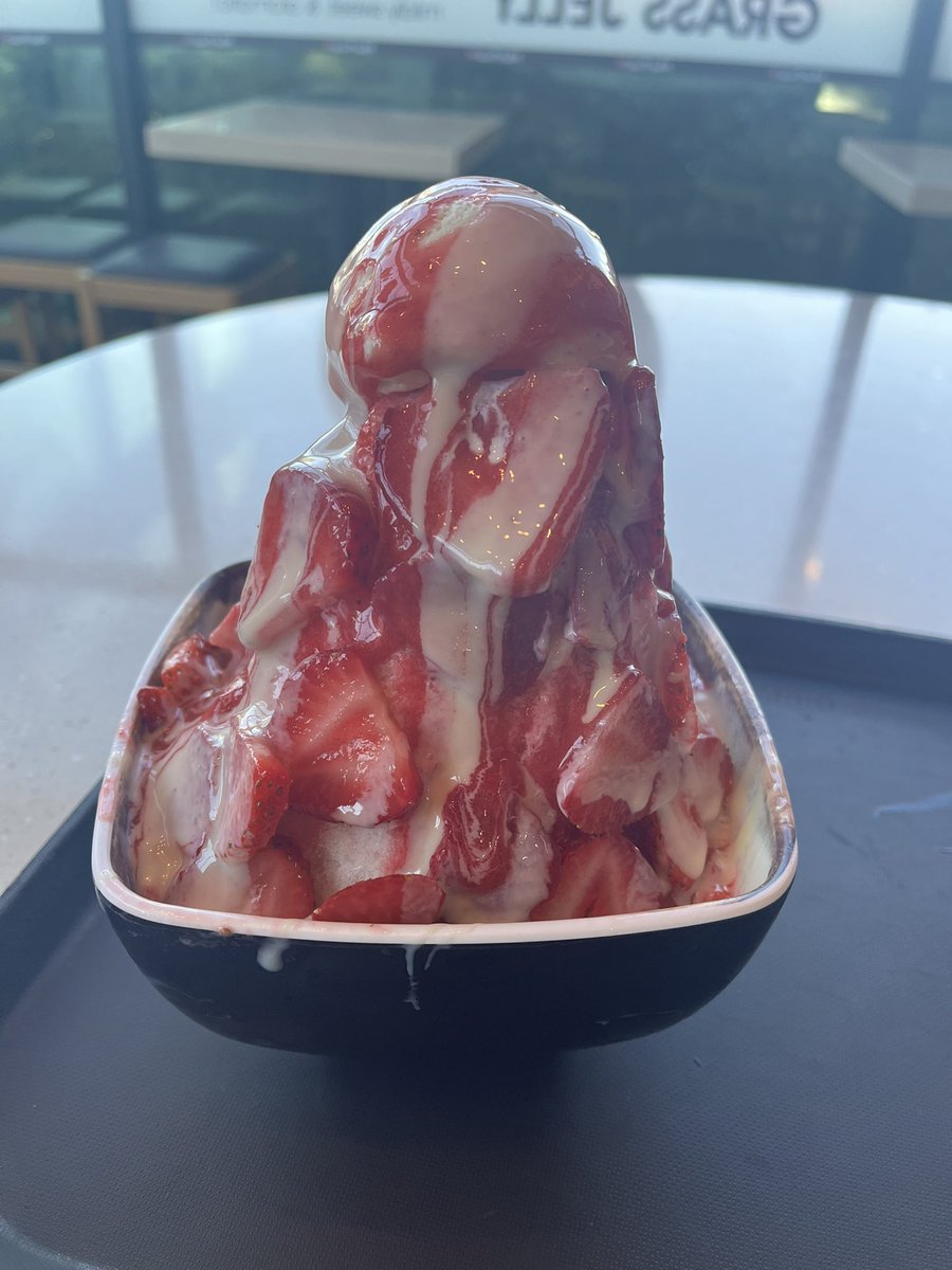 lipstickandtech's tweet photo. MeetFresh was really the perfect tasty treat for the summer. 10/10 recommend the Strawberry milk tea shaved ice. This was a MEDIUM. It was huge and we didn’t finish it lol. https://t.co/PCJ9nanDSG