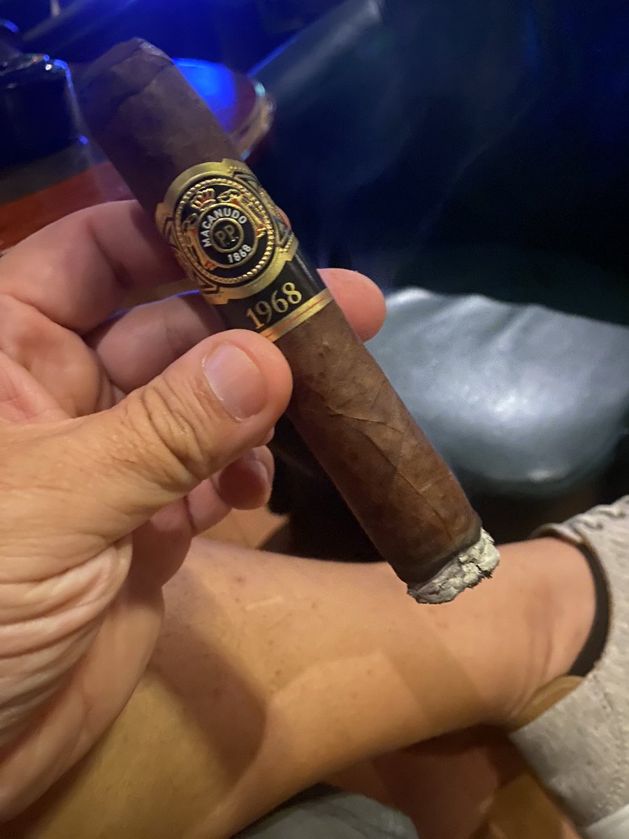 TheCigarGeek's tweet photo. @macanudo @macanudo1968 Gigante (6 x 60) What a great smoke with its #oldschool style and flavors of cocoa and coffee. $13 - $15 https://t.co/iRfzGAW7uR