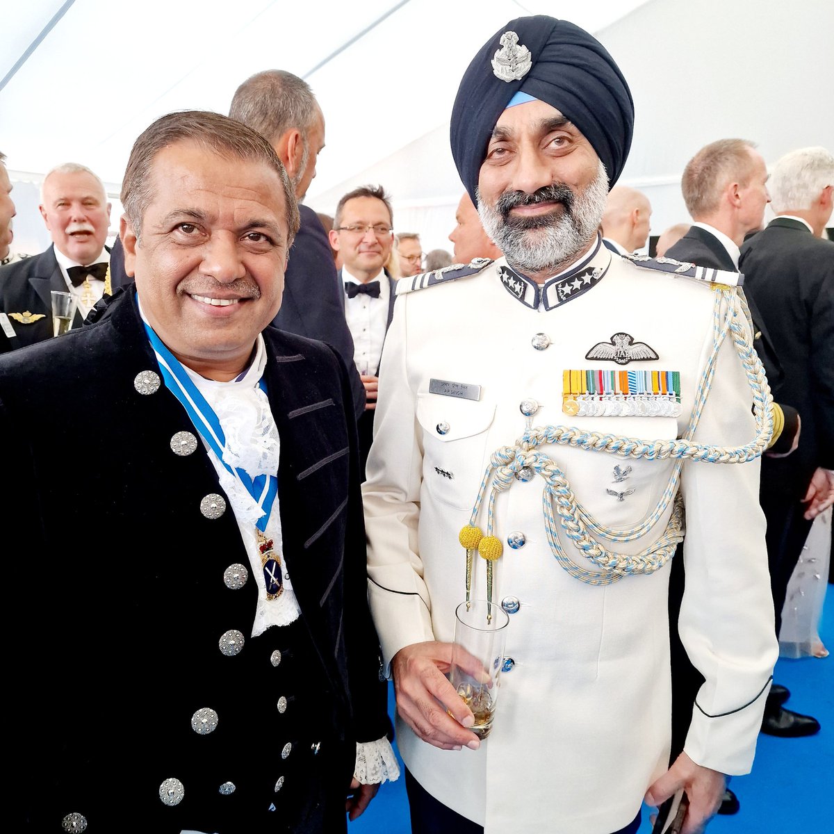 convergingworld's tweet image. Royal International Air Tattoo 2023 VIP Gala Dinner, with 750 esteemed guests inc. Chief of Defence/Air Forces from 50 countries, in the US Air Force hanger, alongside the iconic #Chinook helicopter &amp;amp; US Navy Drone, Beat Retreat &amp;amp; Sunset Ceremony, inspiring stories.
#RIAT2023