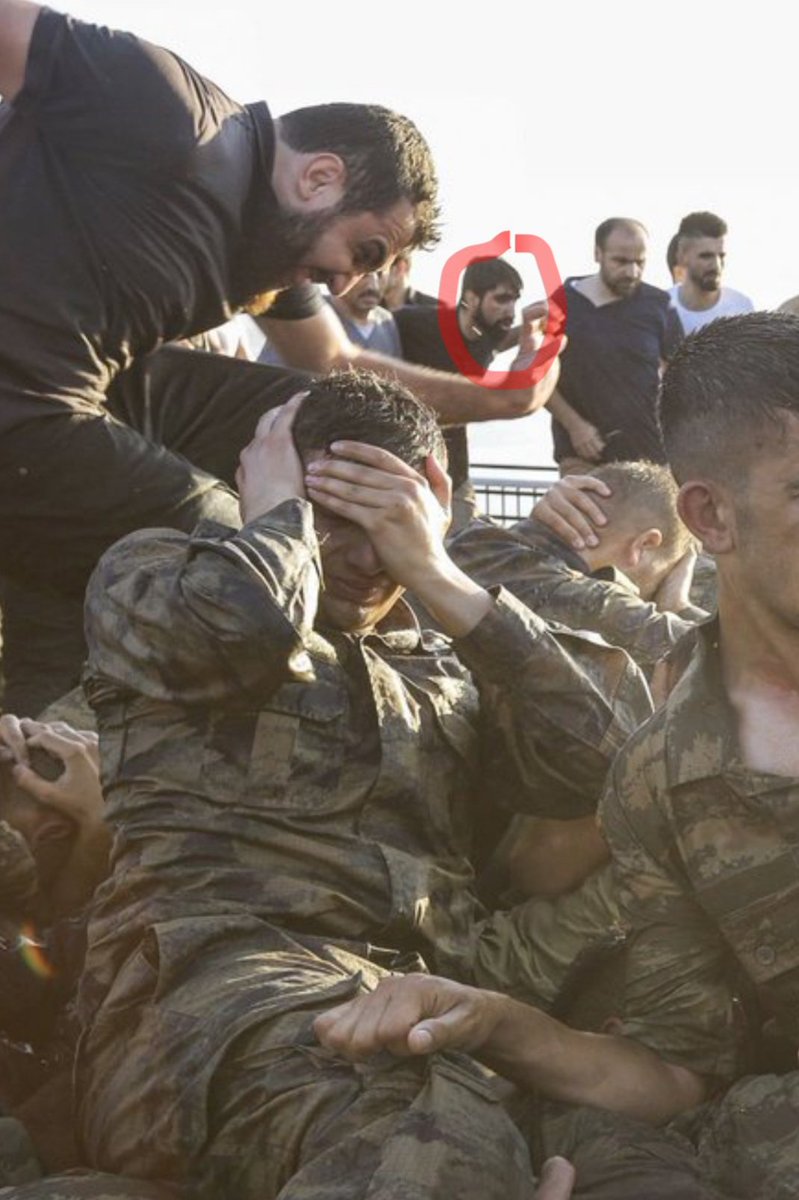 Bakın burda kim var !? 

-Eski- TÜGVA yöneticilerinden Mehmet Fatih Demirci..

#15Temmuz asker katilleri ile yan yana.. 

Katilleri uzakta aramayın!
Aranızdalar!

YARGILANACAKSINIZ !! @mffdmr