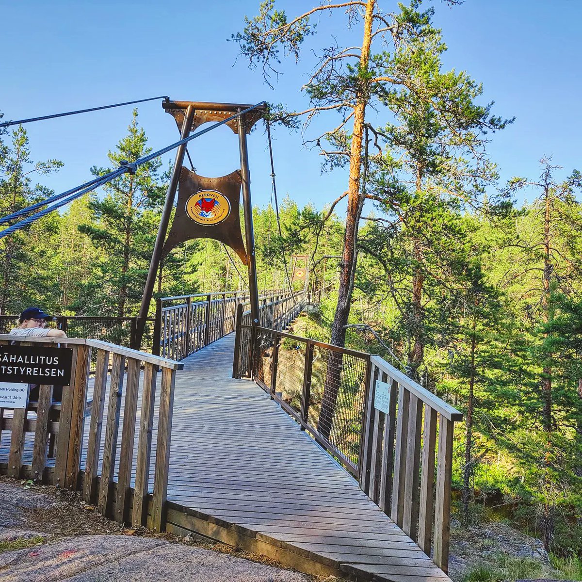 JantunenTM's tweet image. Unelma toteutui tänään! Ihana ulkoilupäivä tyttären kanssa #repovesi #kansallispuisto. Kannatti ajaa 2 t + kestää  hiekkatiepätkä ei-niin-maastokelpoisella Smartilla. 
Upeat näkymät, vaihteleva maasto. Jylhiä kallioita, herkkää hiljaista metsää, #riippusilta &amp;amp; lossi. #naturepark