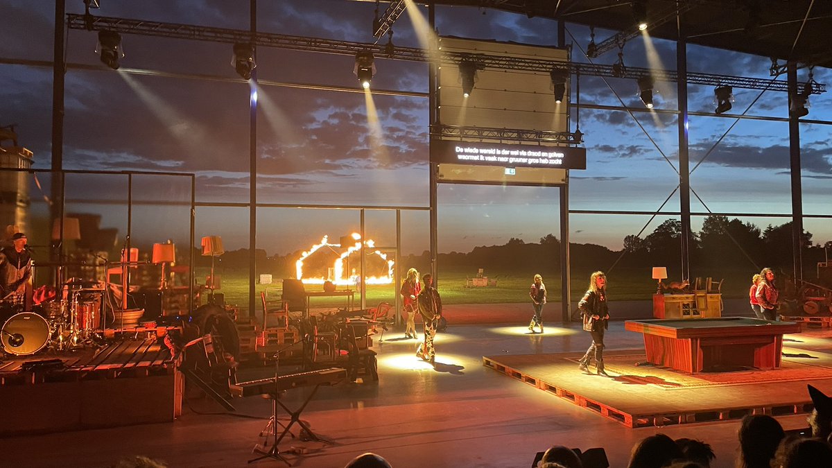 Prachtig spektakel #boerkoekoek in #hollandscheveld gezien; echte aanrader! <a href="/Pauperparadijs/">Stichting Het Pauperparadijs</a> <a href="/DeTamboer/">Theater De Tamboer</a> <a href="/lommerde/">wolter lommerde</a> 💪 Gaat dat zien en je zit altijd droog! Lumineuze vondst in de hal van <a href="/FIETENOLIE/">FIETEN OLIE</a>