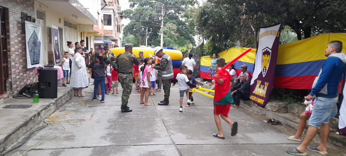 FciaVallenata's tweet photo. Fue un inolvidable día el que pasaron los pequeños del barrio Mesetas en #Girón #Santander, gracias a los #Soldados del #BatallónCaldas, @Ejercito_CAAID y #BASPC5 que con Juegos, Magia, Globoflexia y la adrenalina del Saltarin se unieron a la fiesta 🎉 🥳 en favor de los Niños. https://t.co/F3jWSpB6Ts