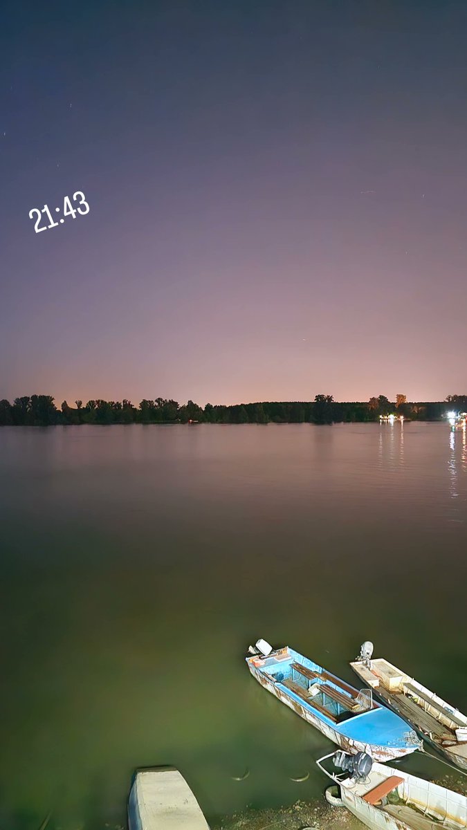efikasketering's tweet photo. Zemunski kej je čudo. Čak i komarci podnošljivi. A s vremena na vreme prostruji svež vazduh. Kao neko da je klimu upalio #Radecki osvežava https://t.co/1xVseGBAd4