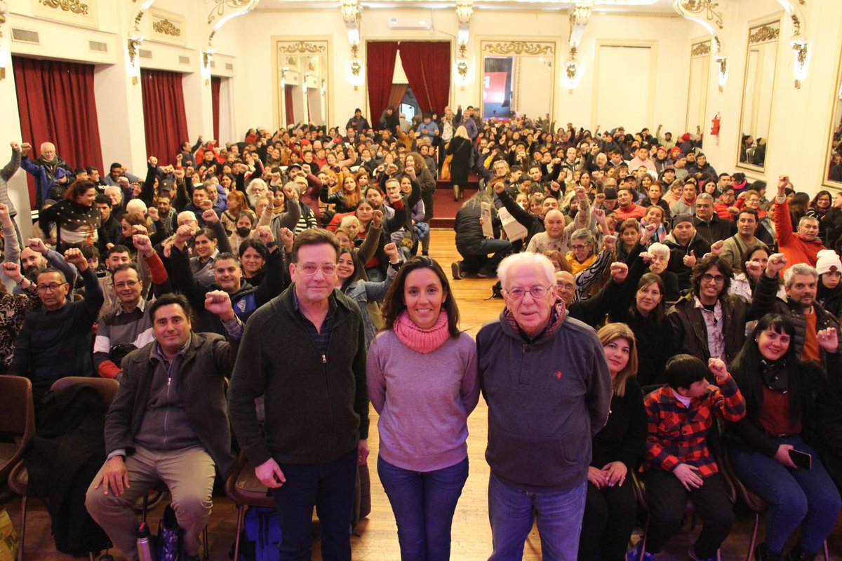 PoliticaObrera_'s tweet photo. Acto de lanzamiento campaña electoral Política Obrera. @marceloramal (Presidente), @UronesPatricia (Vicepresidenta) y @altamirajorge candidato a Dip. Nac. CABA
Fuerte apoyo: 
- Los trabajadores, primero. 
- Salarios y jubilaciones mínimos igual al costo de la canasta familiar. https://t.co/L3YXYjl9wq