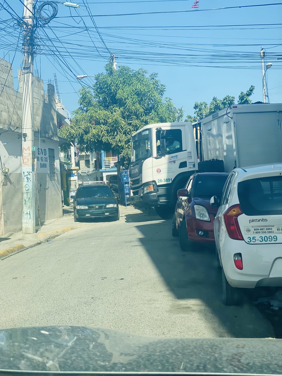 GabbyPolanco's tweet photo. Yo fuera la @CervPresidente y los negocios que viven en callejones tienen que recojer su pepido ellos mismos!!! Mire el trabajo que esta pasando el pobre chofer aqui en bello costero Puerto plata, porque un carro esta parqueado en la misma esquina de esta calle tan estrecha! https://t.co/UljUXWDTrR